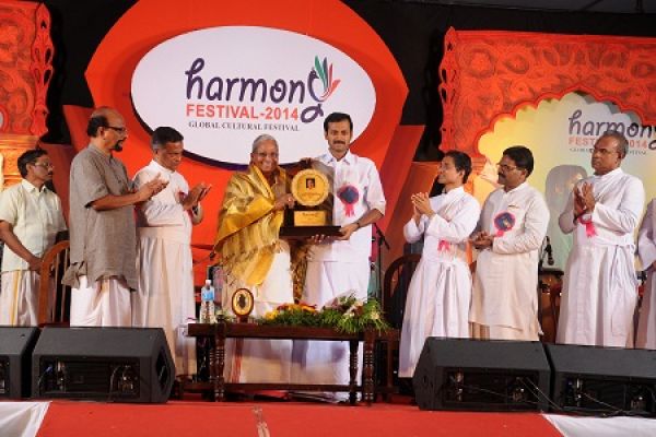 Harmony Award 2014 to Sri Kalamandalam Gopi Asan.jpg